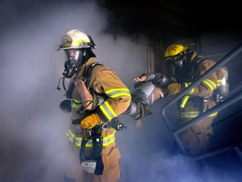 Imagen Bomberos rodeados de humo