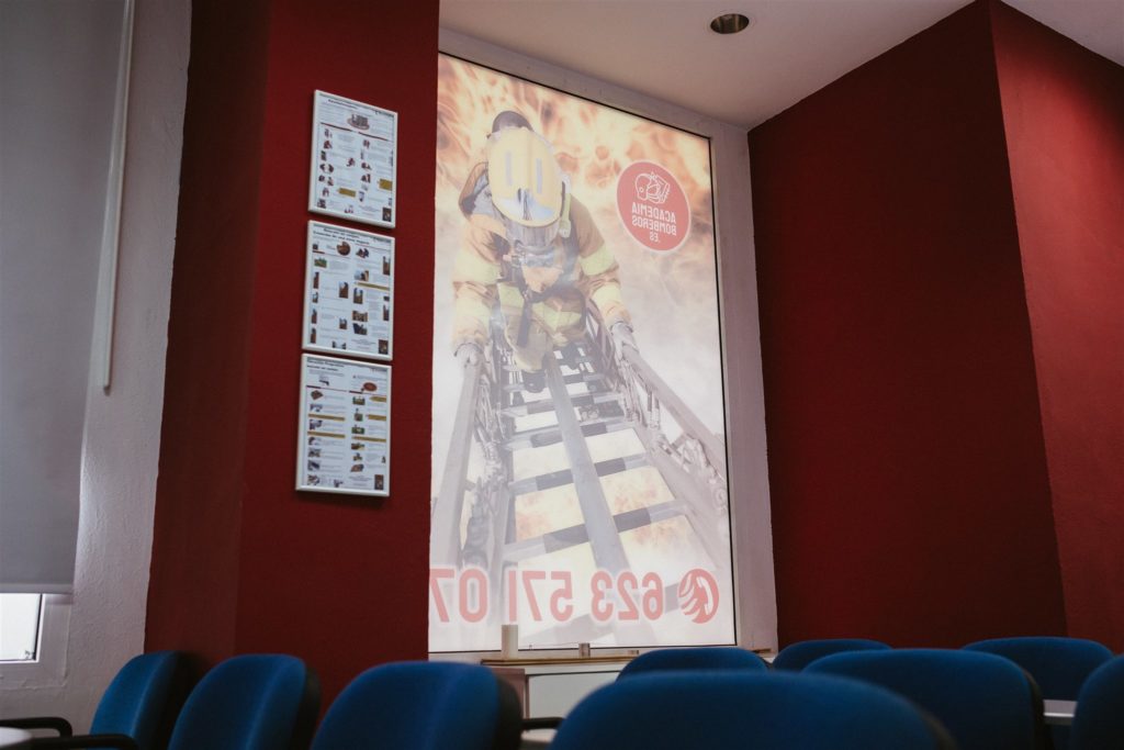 Imagen cartel en una aula