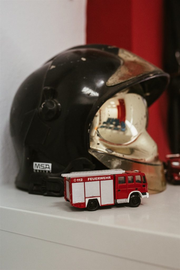 Imagen camion de bomberos de juguete y casco