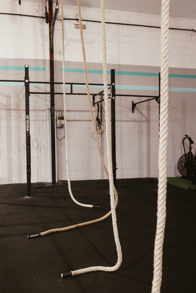 Imagen de cuerdas y barras en la zona de ejercicios