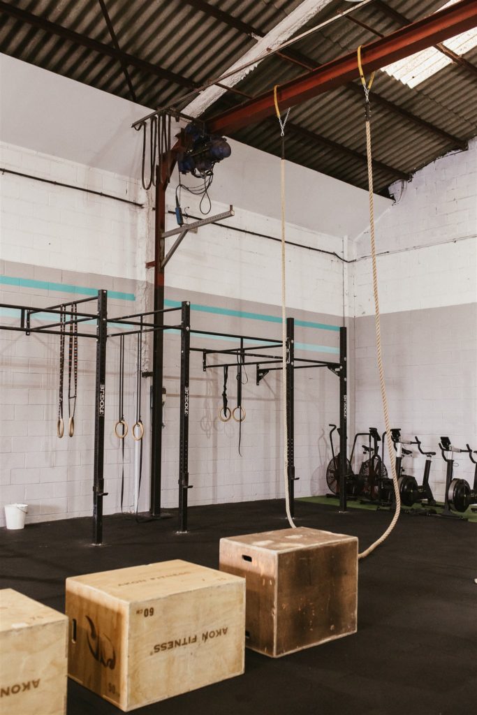 Imagen de la zona de ejercicios con cuerdas cajones y barras