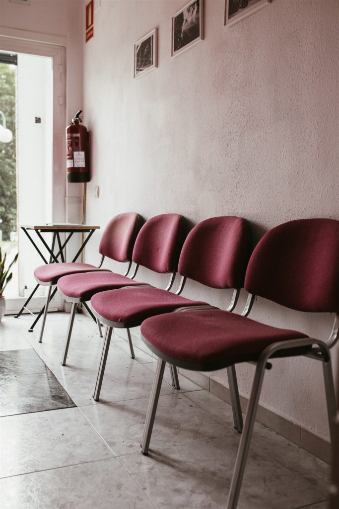 imagen lateral de las sillas de la sala de espera
